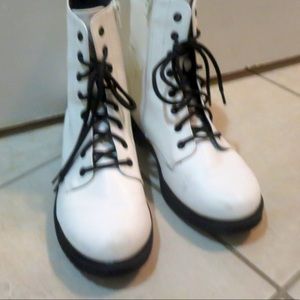 Time and Tru White Combat Boot with Black Laces Size 9W